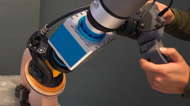 Opérateur humain avec Mimic Sander