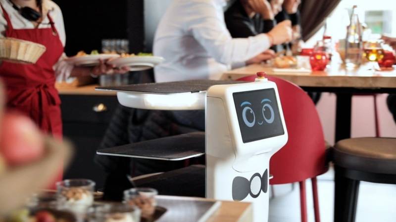 Le robot Plato sert des clients dans le restaurant