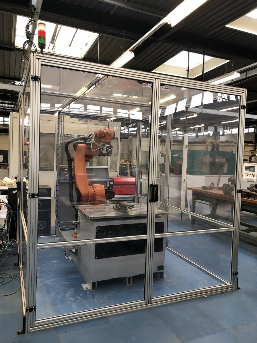 Usinage  :  Cellule robotique d’usinage ERM intégrant un robot KUKA 6 axes et un axe rotatif continu -Département GMP – IUT d’Amiens